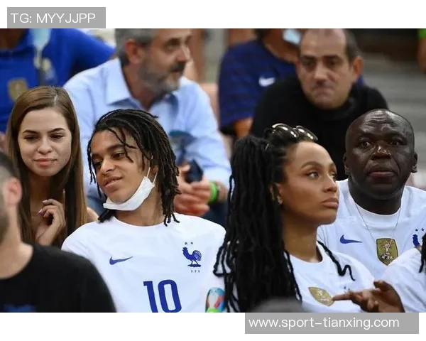 绝平巴黎伊桑与姆巴佩庆祝合影展现兄弟情深与奋斗历程