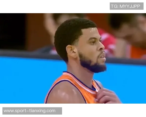 麦卡半场被调侃能否进三个球最终尝试未能成功引发队友欢笑 麦卡半场被调侃能否进三个球最终尝试未能成功引发队友欢笑