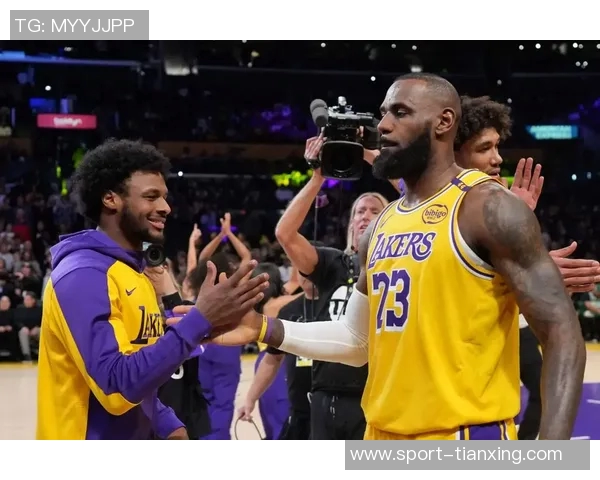 詹姆斯强调团队合作的重要性以身作则激励队友共同进步