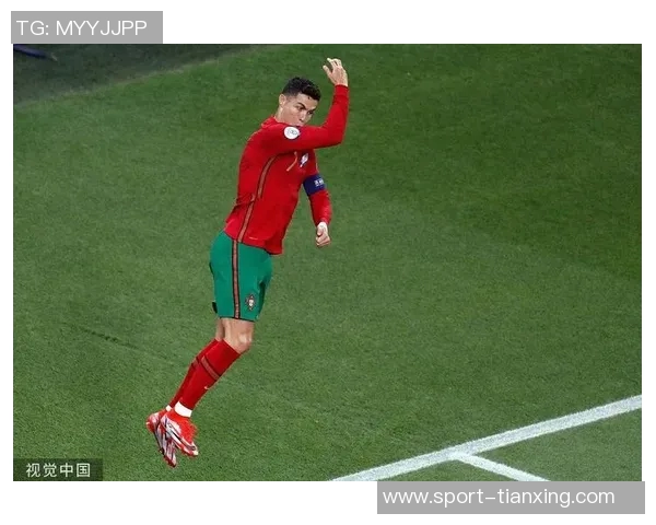 C罗精彩倒钩破门后队友热情为其戴帽子庆祝场面温馨 C罗精彩倒钩破门后队友热情为其戴帽子庆祝场面温馨