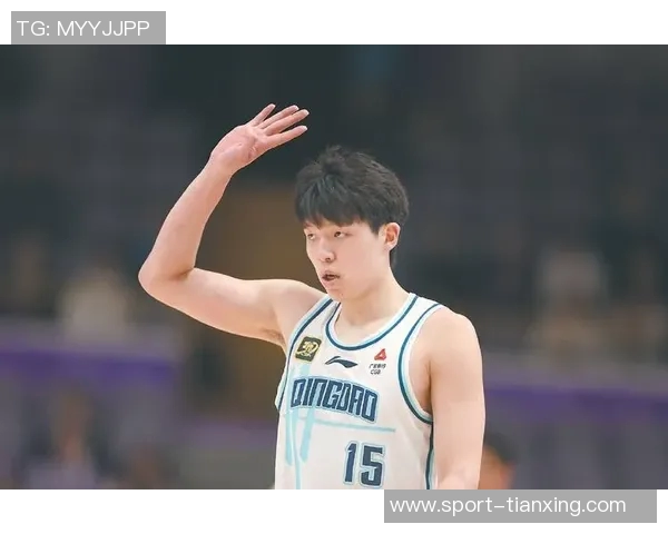 开拓者众将亮相秀场杨瀚森背粉色书包格兰特传统服饰引关注 开拓者众将亮相秀场杨瀚森背粉色书包格兰特传统服饰引关注